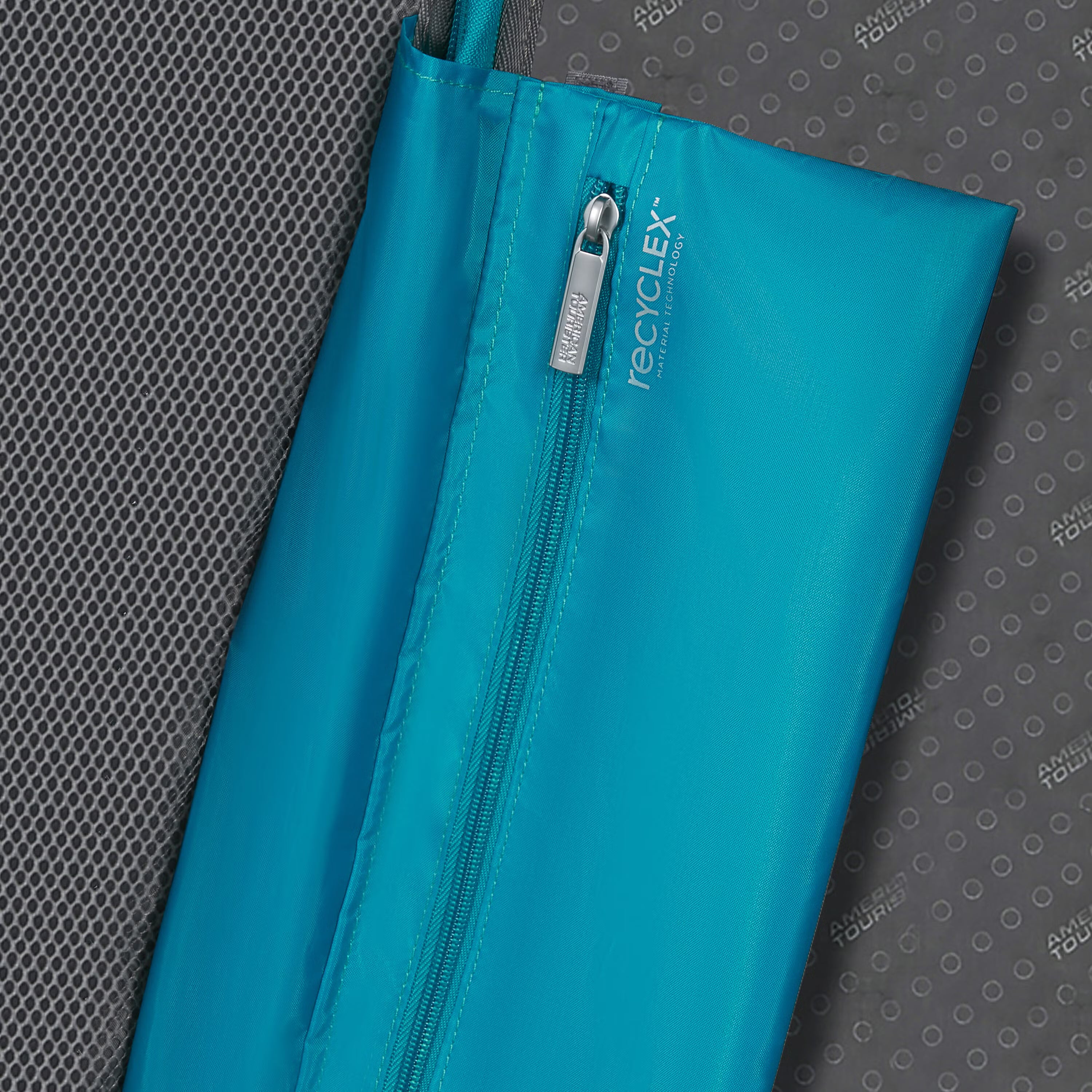 American Tourister Starvibe Spinner Medium Expandable Hardside Luggage